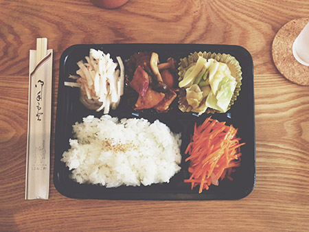 Sushi rice, mushrooms & veggies in a cute bento set.